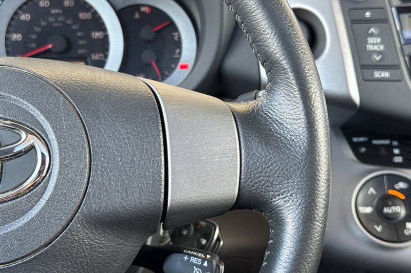 Toyota RAV4 Vehicle Full-screen Gallery Image 29