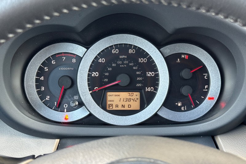 Toyota RAV4 Vehicle Full-screen Gallery Image 30