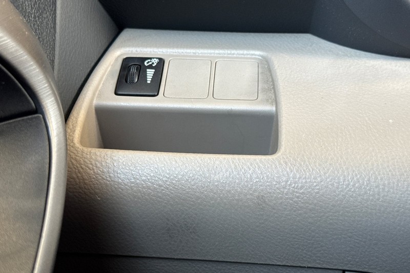 Toyota RAV4 Vehicle Full-screen Gallery Image 32