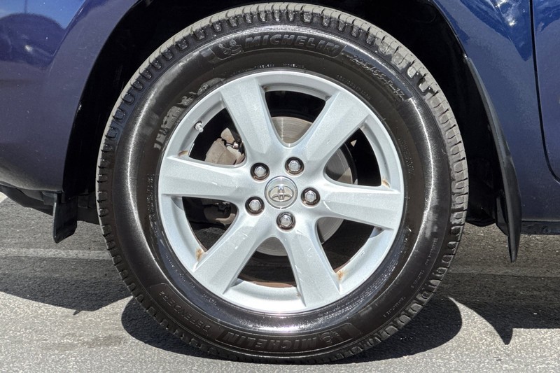 Toyota RAV4 Vehicle Full-screen Gallery Image 33