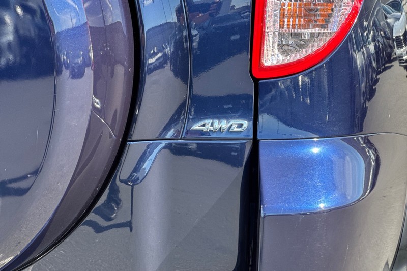 Toyota RAV4 Vehicle Full-screen Gallery Image 34
