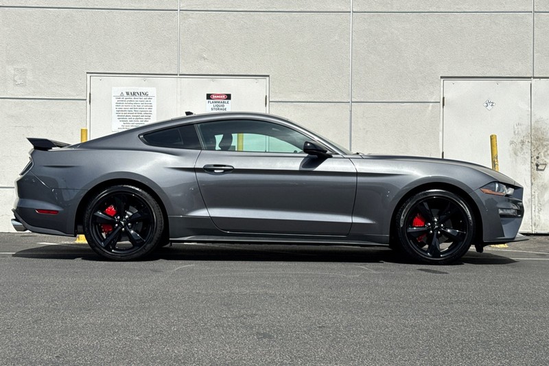 Ford Mustang Vehicle Full-screen Gallery Image 02