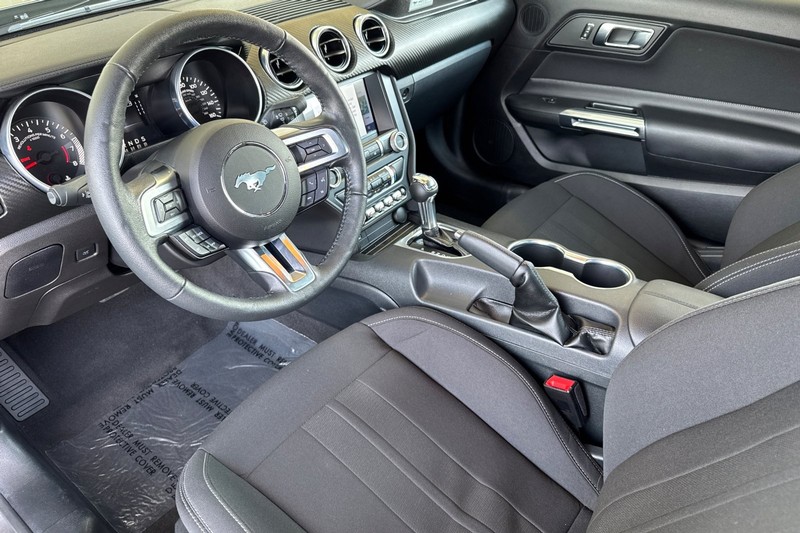 Ford Mustang Vehicle Full-screen Gallery Image 11