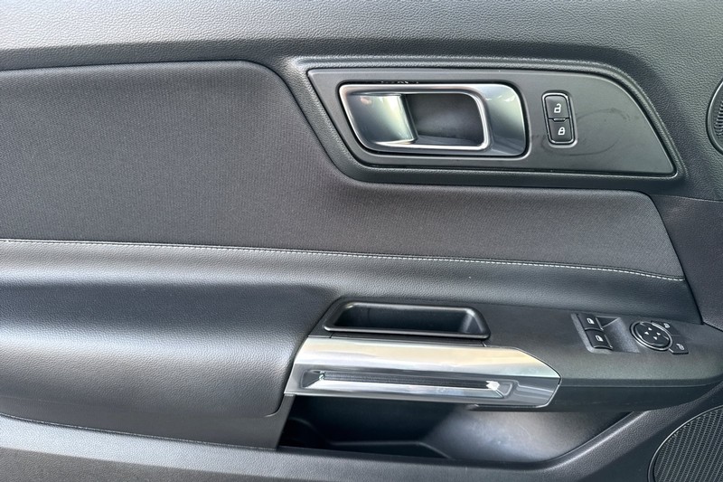 Ford Mustang Vehicle Full-screen Gallery Image 13