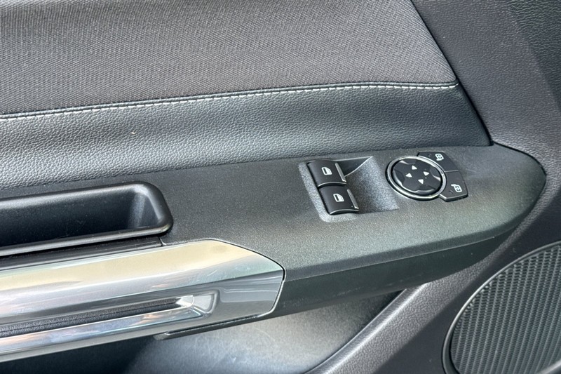 Ford Mustang Vehicle Full-screen Gallery Image 14