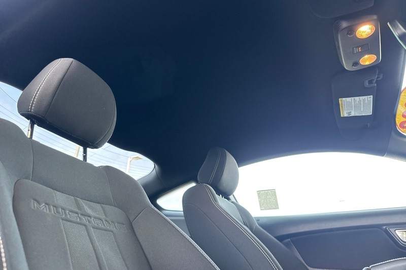 Ford Mustang Vehicle Full-screen Gallery Image 20