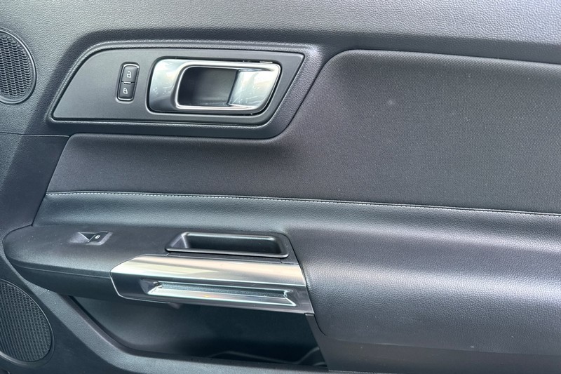 Ford Mustang Vehicle Full-screen Gallery Image 21