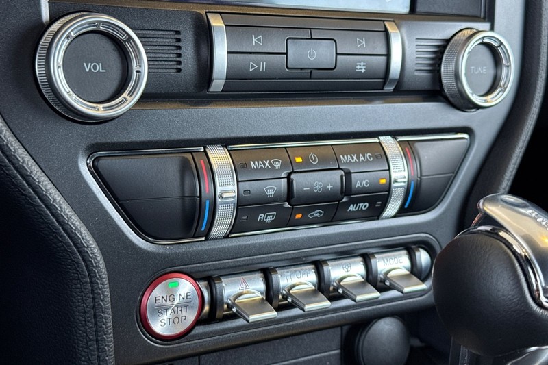 Ford Mustang Vehicle Full-screen Gallery Image 24