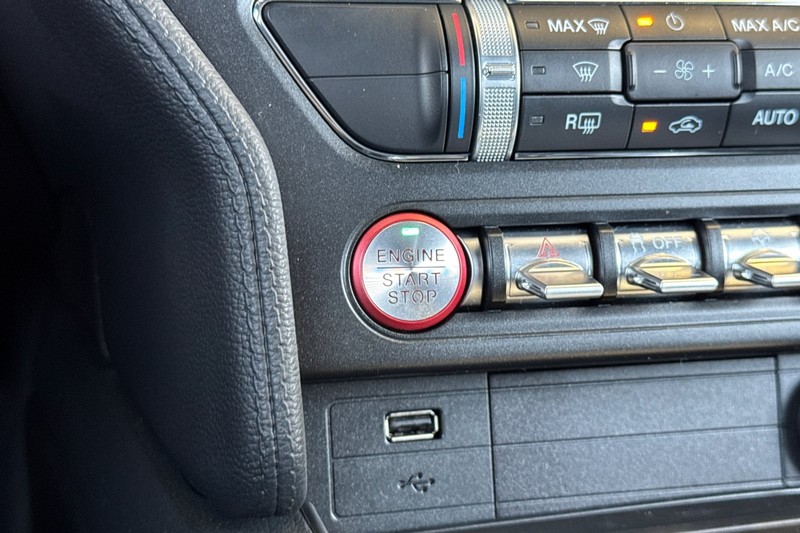 Ford Mustang Vehicle Full-screen Gallery Image 26