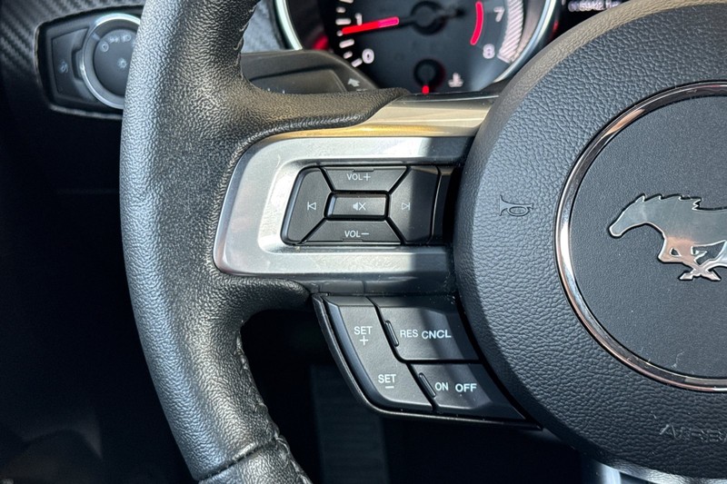 Ford Mustang Vehicle Full-screen Gallery Image 28