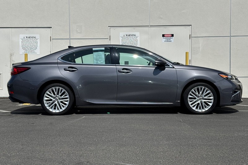 Lexus ES Vehicle Full-screen Gallery Image 02