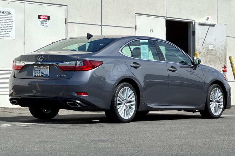 Lexus ES Vehicle Full-screen Gallery Image 03