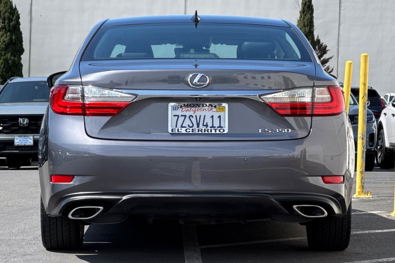 Lexus ES Vehicle Full-screen Gallery Image 06
