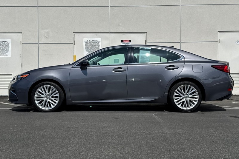 Lexus ES Vehicle Full-screen Gallery Image 08