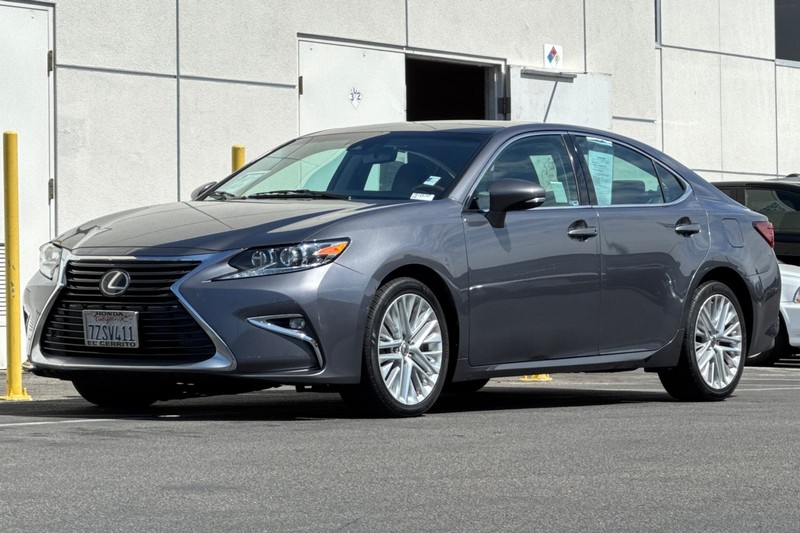 Lexus ES Vehicle Full-screen Gallery Image 09