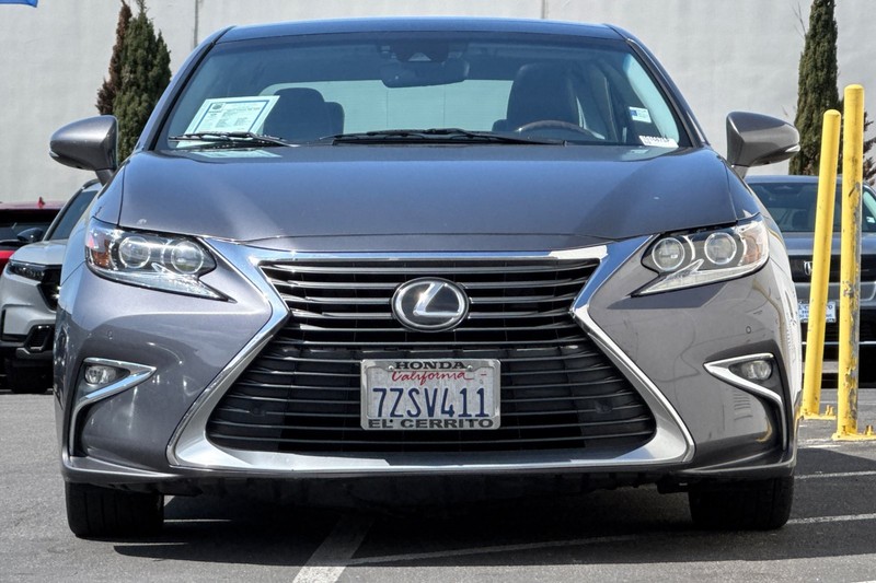 Lexus ES Vehicle Full-screen Gallery Image 10