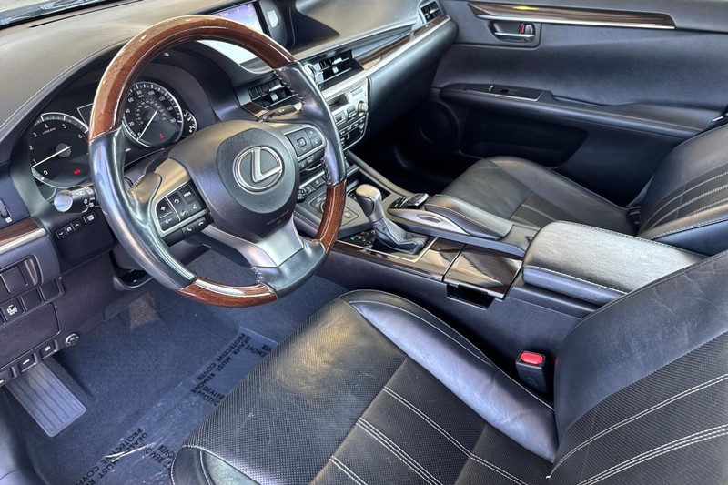 Lexus ES Vehicle Full-screen Gallery Image 11