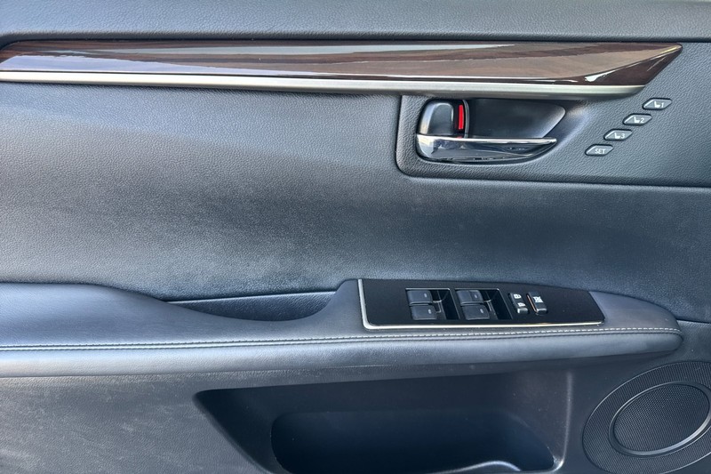 Lexus ES Vehicle Full-screen Gallery Image 13