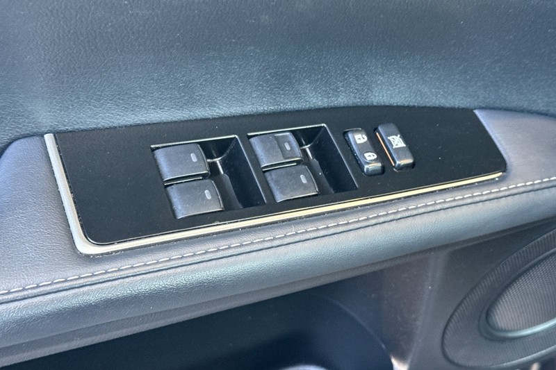 Lexus ES Vehicle Full-screen Gallery Image 14
