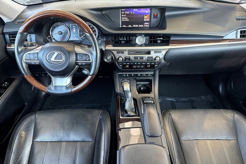 Lexus ES Vehicle Full-screen Gallery Image 17