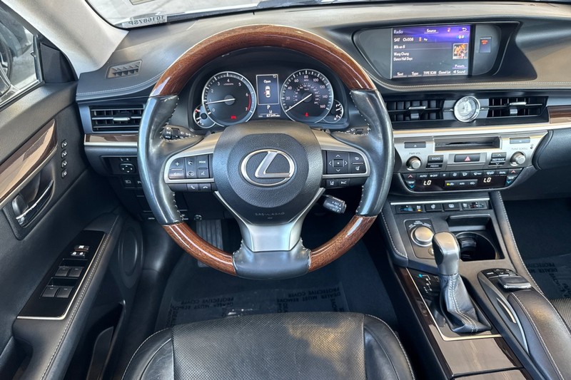 Lexus ES Vehicle Full-screen Gallery Image 19