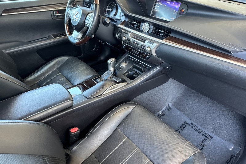 Lexus ES Vehicle Full-screen Gallery Image 20