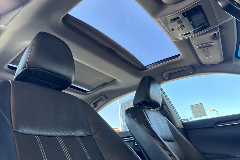 Lexus ES Vehicle Full-screen Gallery Image 21