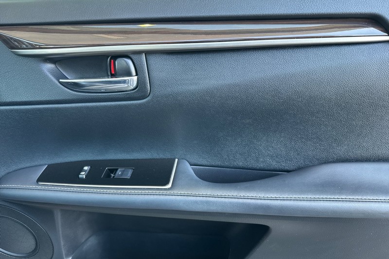 Lexus ES Vehicle Full-screen Gallery Image 22
