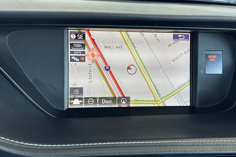 Lexus ES Vehicle Full-screen Gallery Image 24