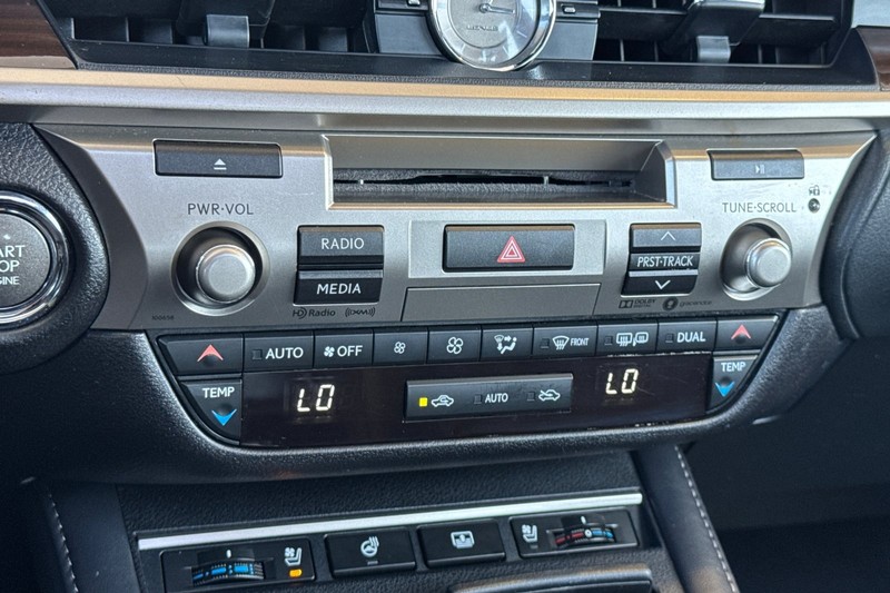 Lexus ES Vehicle Full-screen Gallery Image 26