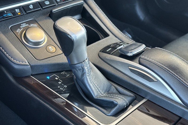 Lexus ES Vehicle Full-screen Gallery Image 27