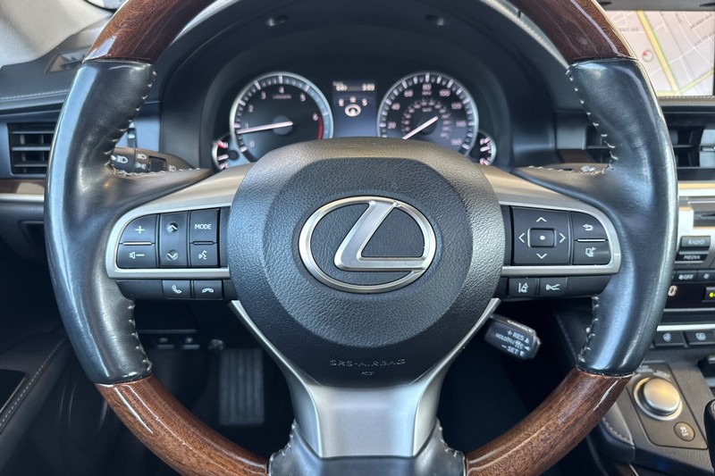 Lexus ES Vehicle Full-screen Gallery Image 29