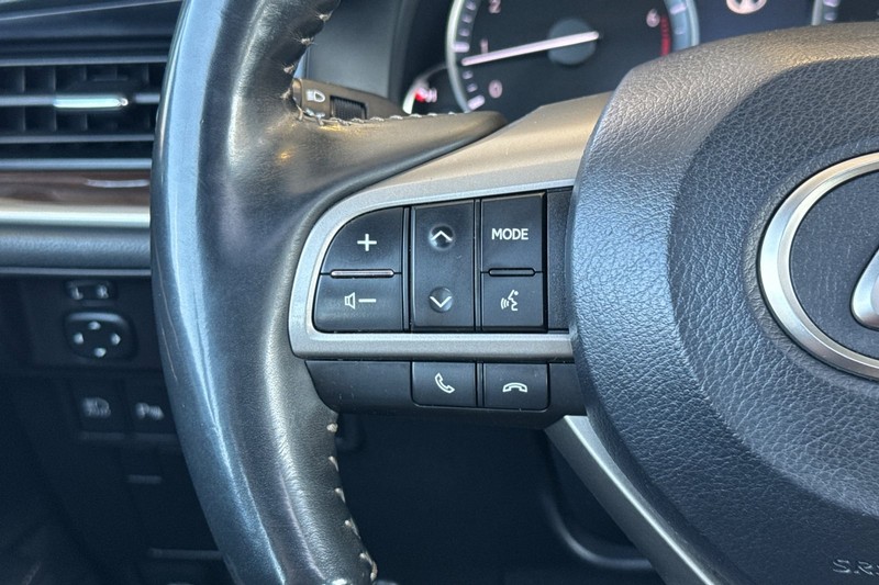 Lexus ES Vehicle Full-screen Gallery Image 30