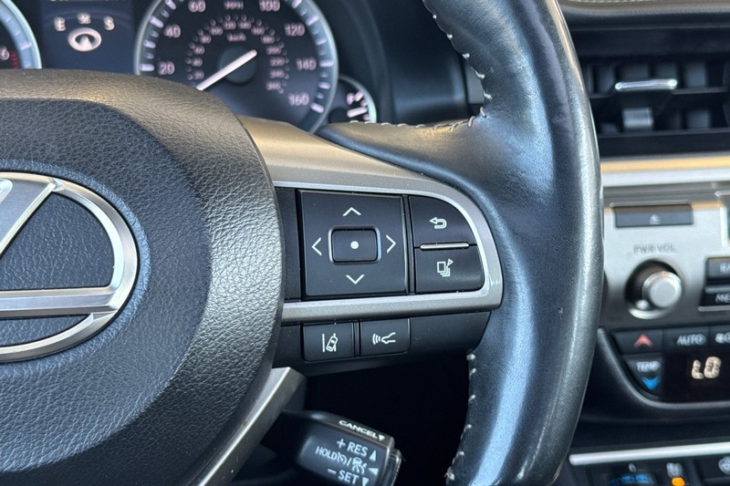 Lexus ES Vehicle Full-screen Gallery Image 31