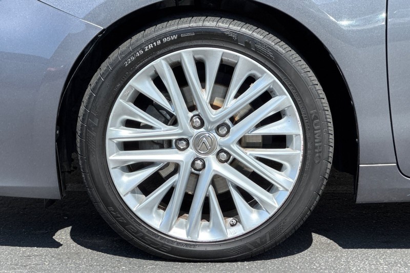Lexus ES Vehicle Full-screen Gallery Image 34