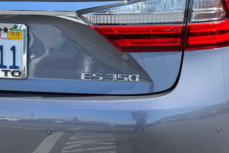 Lexus ES Vehicle Full-screen Gallery Image 35