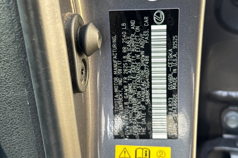 Lexus ES Vehicle Full-screen Gallery Image 37