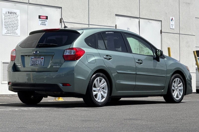 Subaru Impreza Wagon Vehicle Full-screen Gallery Image 03