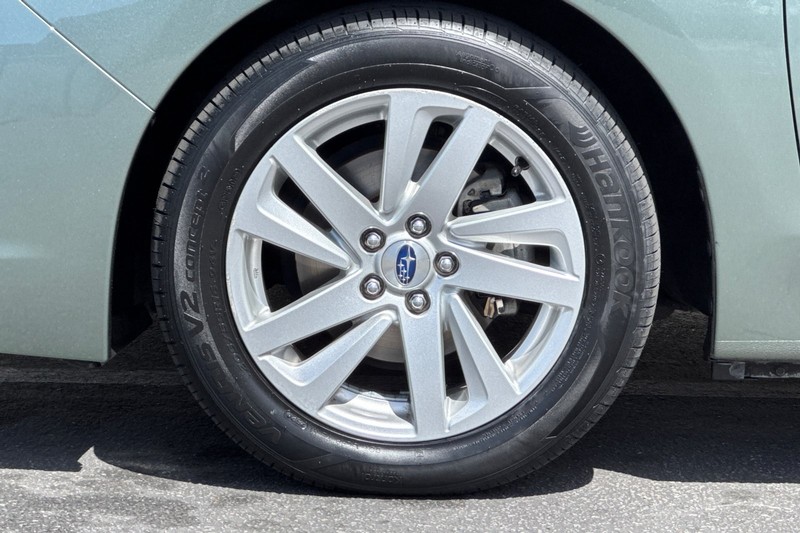 Subaru Impreza Wagon Vehicle Full-screen Gallery Image 32