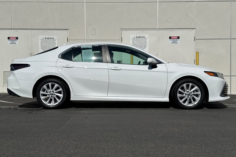 Toyota Camry Vehicle Full-screen Gallery Image 02