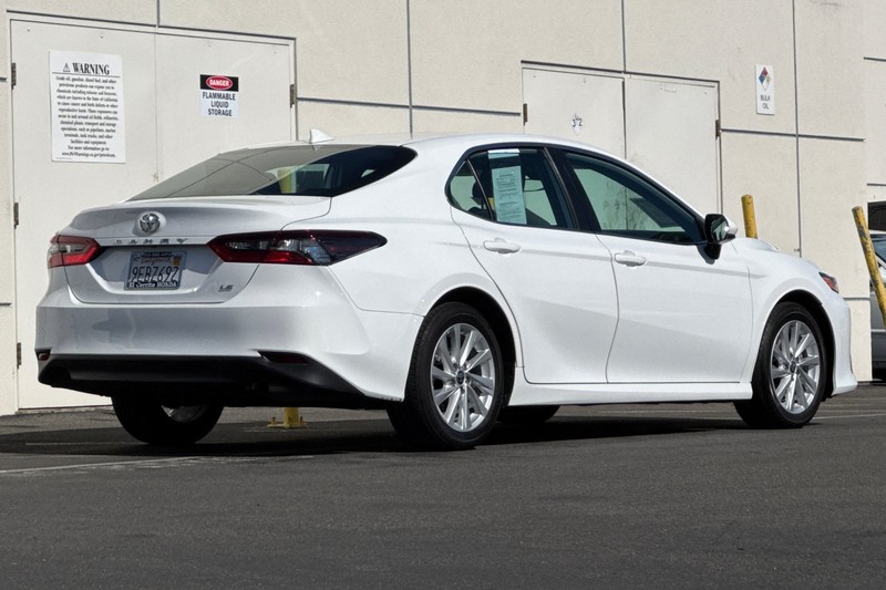 Toyota Camry Vehicle Full-screen Gallery Image 03