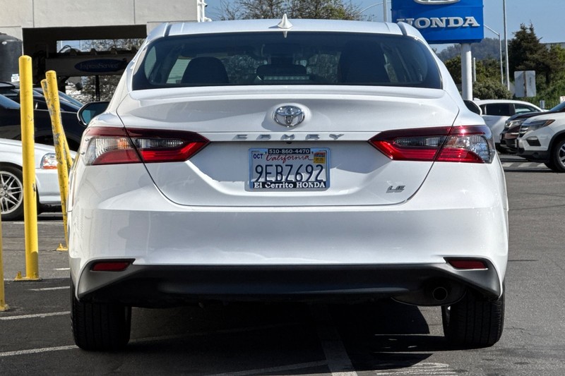Toyota Camry Vehicle Full-screen Gallery Image 06