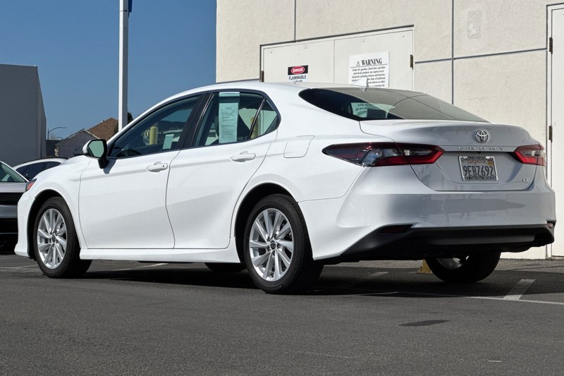 Toyota Camry Vehicle Full-screen Gallery Image 07