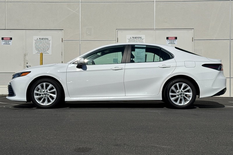 Toyota Camry Vehicle Full-screen Gallery Image 08