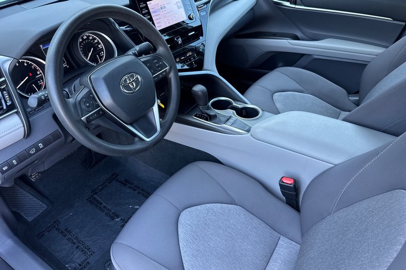 Toyota Camry Vehicle Full-screen Gallery Image 11