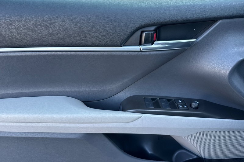 Toyota Camry Vehicle Full-screen Gallery Image 13