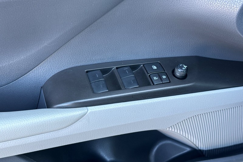 Toyota Camry Vehicle Full-screen Gallery Image 14