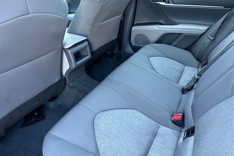 Toyota Camry Vehicle Full-screen Gallery Image 15