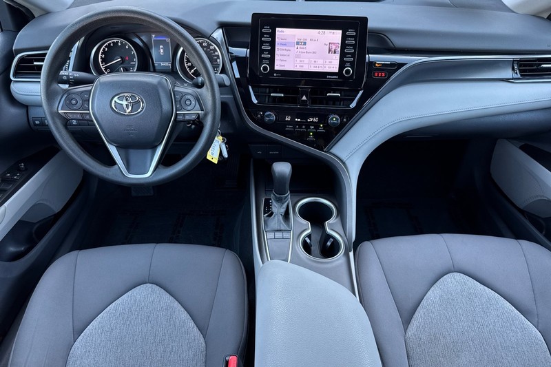 Toyota Camry Vehicle Full-screen Gallery Image 16
