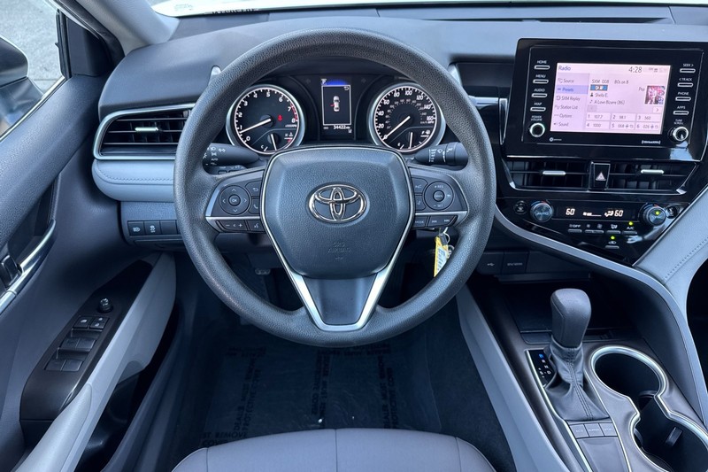 Toyota Camry Vehicle Full-screen Gallery Image 17
